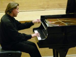 Stanislav Soloviev podczas drugiej części koncertu inauguracyjnego (współczesny fortepian "Steinway") Fot. Maciej Szwed.